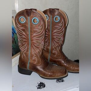 Size 8 1/2 Ariat boots, used but in great condition!